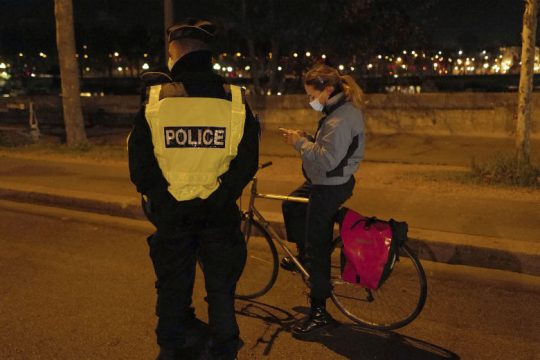 Απαγόρευση της κυκλοφορίας από τις 6 σε πάνω από 20 νομούς της Γαλλίας