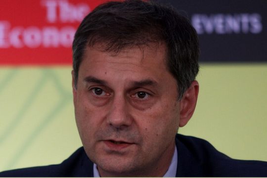 Χάρης Θεοχάρης: «Ελεύθερα τα ταξίδια, με εμβόλια ή χωρίς»