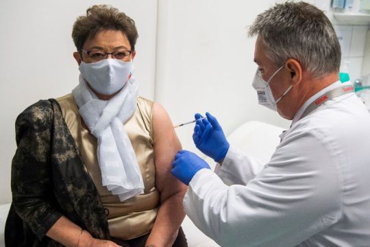 Η Ουγγαρία έδωσε προέγκριση για τα εμβόλια AstraZeneca και Sputnik V