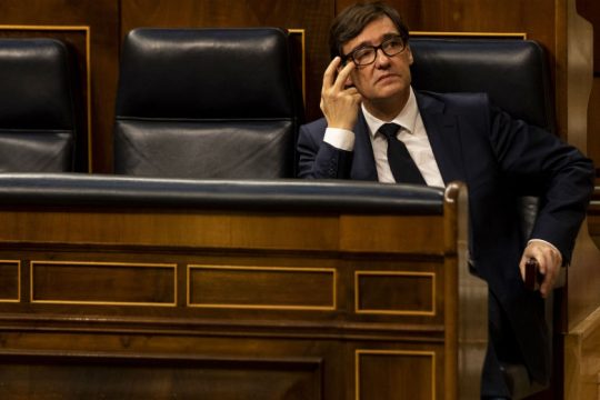 Παραιτείται ο Ισπανός υπουργός Υγείας για τις εκλογές στην Καταλονία