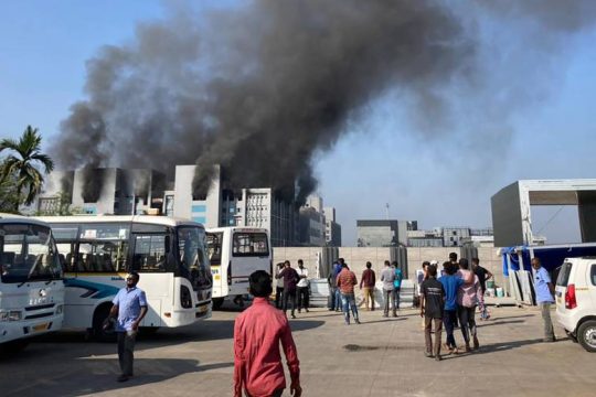 Ινδία: Πέντε νεκροί από τη φωτιά στον μεγαλύτερο παραγωγό εμβολίων κατά του Covid-19