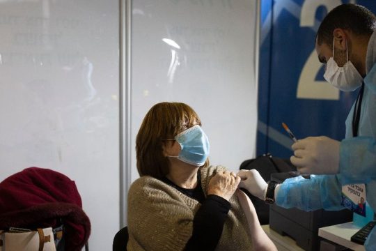 Χιλιάδες Ισραηλινοί διαγνώστηκαν θετικοί μετά την πρώτη δόση του εμβολίου