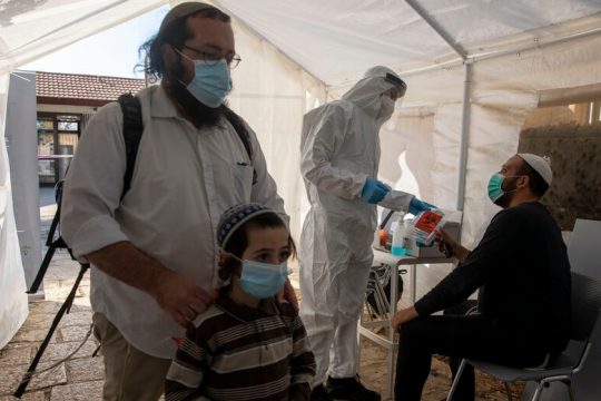 Γεμάτα νοσοκομεία, λειψοί εμβολιασμοί, και… τρίτο κύμα