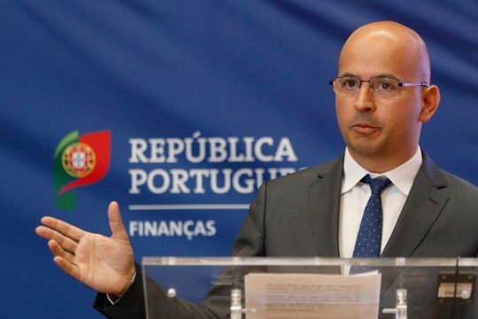 Θετικός στον κορονοϊό ο υπ. Οικονομικών της Πορτογαλίας