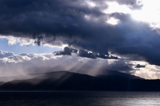 Με συννεφιά, νοτιάδες και βροχή τα Θεοφάνεια