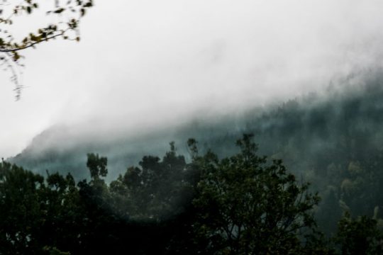 Τσουχτερό κρύο και σποραδικές καταιγίδες