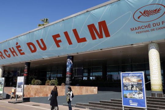 Ακροδεξιά «σύννεφα» πάνω από τις Κάνες: Πώς Λεπέν και Μπαρντελά απειλούν με ψαλίδι το μεγάλο φεστιβάλ