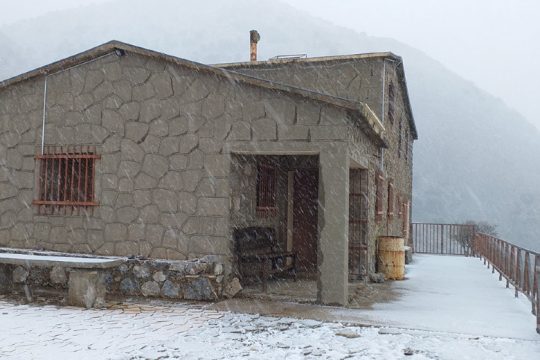 Πρώτα χιόνια στην Κρήτη – Κλείνουν σχολεία, σε επιφυλακή οι υπηρεσίες