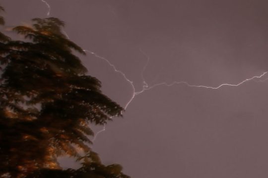 Επιδείνωση του καιρού με βροχές, τοπικές καταιγίδες και μεταφορά σκόνης