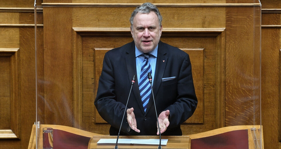 «Κατηγορώ» κατά της κυβέρνησης στη Βουλή για αυταρχισμό