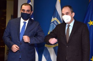 Υποδοχή Κατσαφάδου από Πλακιωτάκη στο Ναυτιλίας