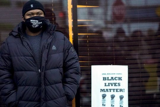 Εν βρασμώ η Κινόσα για την απαγγελία κατηγοριών στον έφηβο που σκότωσε διαδηλωτές
