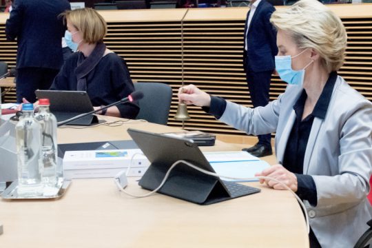 Φον ντερ Λάιεν: Περιμένουμε 400 εκατ. εμβόλια από την AstraZeneca