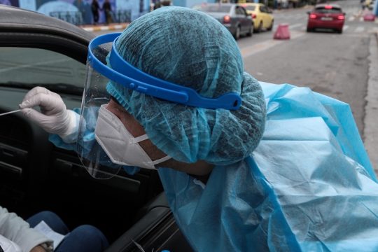 Σε ανοδική τροχιά τα κρούσματα, άλμα θανάτων με 32 νεκρούς