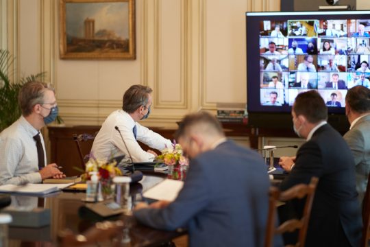 Κυβέρνηση σε αποδρομή, κοινωνία στα όριά της