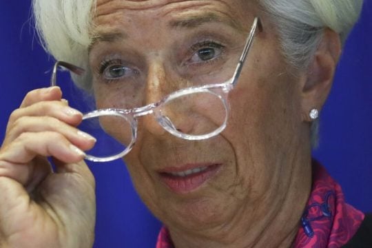 Αγνόησε επιδεικτικά τα ερωτήματα ευρωβουλευτών για το χρέος