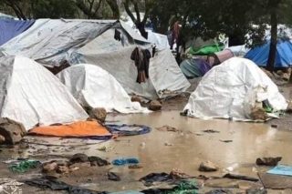Μετά το τσουχτερό κρύο ήρθε και το χιόνι στο καταυλισμό του Καρά Τεπέ