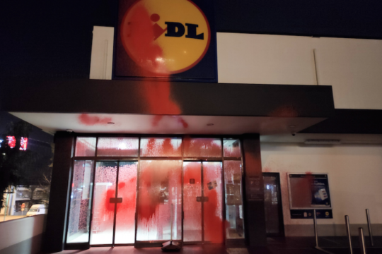 Μπογιές από Ρουβίκωνα σε επτά σουπερμάρκετ αλυσίδας για απόλυση υπαλλήλου