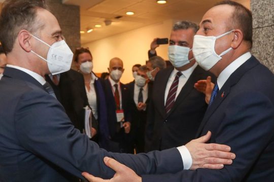 Αφωνία Μάας στις νέες απειλές Τσαβούσογλου λίγο πριν τις διερευνητικές