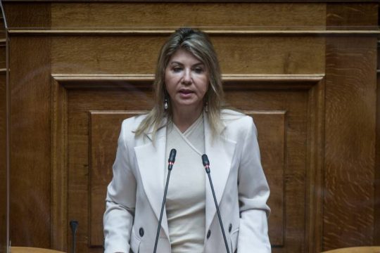 Η υφυπουργός σκέφτηκε ότι οι πλατείες… δεν έχουν παράθυρα!