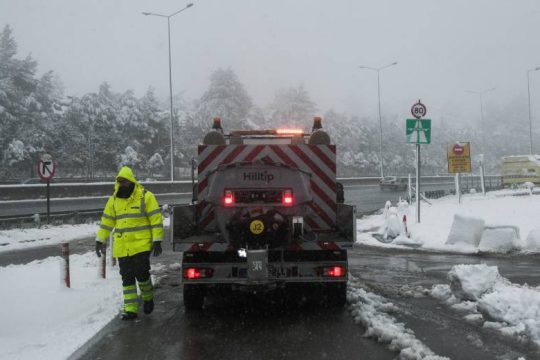 Κλειστοί δρόμοι και στην Αττική από τα χιόνια – Πού χρειάζονται αλυσίδες