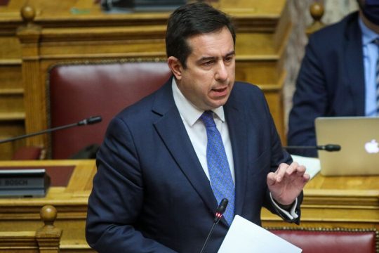 Στα βράχια πετάνε τους πρόσφυγες στη Χίο