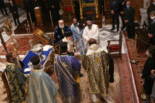 Κριτική από την αντιπολίτευση για το κυβερνητικό «χάιδεμα» στην Εκκλησία