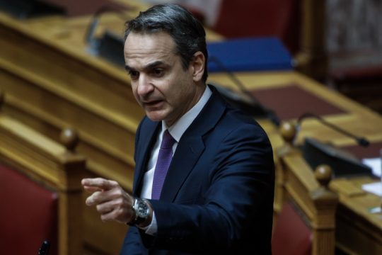 Παραδέχεται καθυστερήσεις στα εμβόλια μέσω… επίθεσης στην αντιπολίτευση