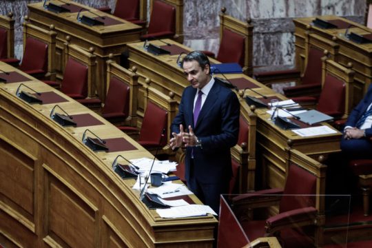 Μας κάνει τη… χάρη και παίρνει πίσω την αύξηση στα πρόστιμα