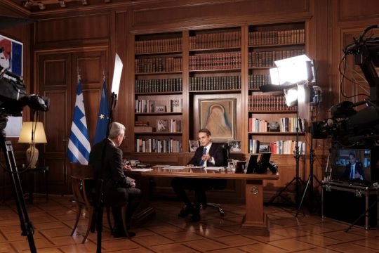 Ασάφειες και έωλες υποσχέσεις Μητσοτάκη για εμβόλια, τουρισμό, οικονομία