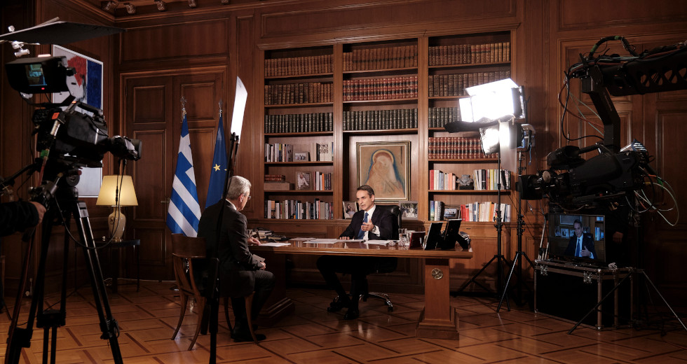 Ασάφειες και έωλες υποσχέσεις Μητσοτάκη για εμβόλια, τουρισμό, οικονομία