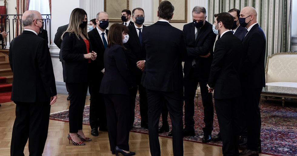 Μια ωραία, χαρωπή, γαλαζωπή παρέα