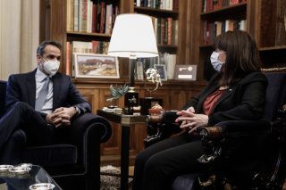 Ικανοποίηση Μητσοτάκη για εμβόλια και πανδημία