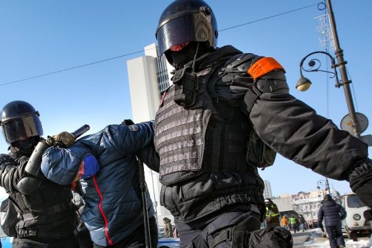 Ξανά στους δρόμους για την απελευθέρωση του Ναβάλνι – Αθρόες συλλήψεις