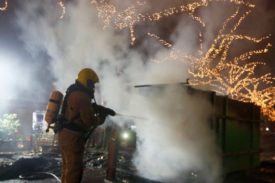 Τρίτη νύχτα επεισοδίων και συλλήψεων στην Ολλανδία για την απαγόρευση κυκλοφορίας