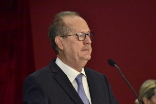 Ούτε με τη νομιμότητα είστε, ούτε με την αλήθεια κ. Νίκα