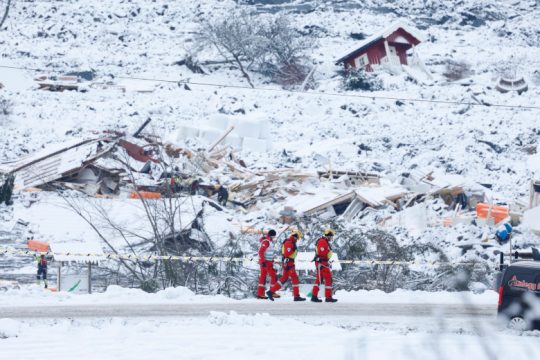 Αγωνιώδεις έρευνες μετά την κατολίσθηση στη Νορβηγία – Πέντε νεκροί