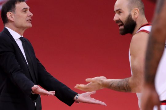 «Αυτοκτονία» σε νεκρό χρόνο για τον Ολυμπιακό 