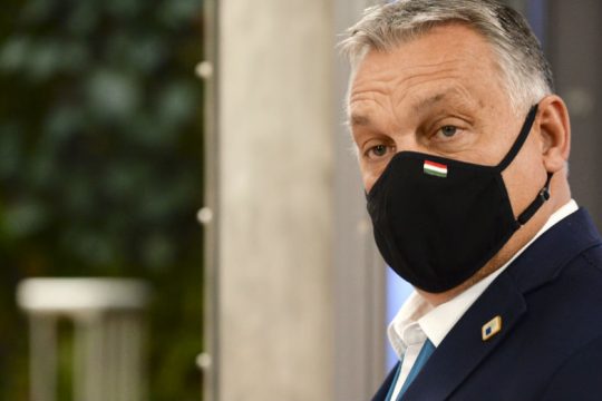 Η Ουγγαρία αγοράζει το κινεζικό εμβόλιο, η Ε.Ε. κάνει τα στραβά μάτια