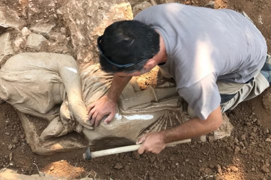 Επιτύμβιο μνημείο με γυναικείες μορφές