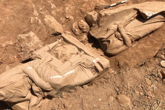 Αποκάλυψη επιτύμβιου μνημείο με δυο γυναικείες μορφές στην Παιανία