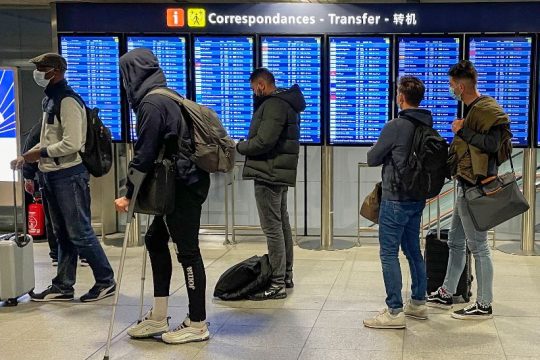Υποχρεωτικό το PCR τεστ για όλους όσους επισκέπτονται αεροπορικώς στη Γαλλία
