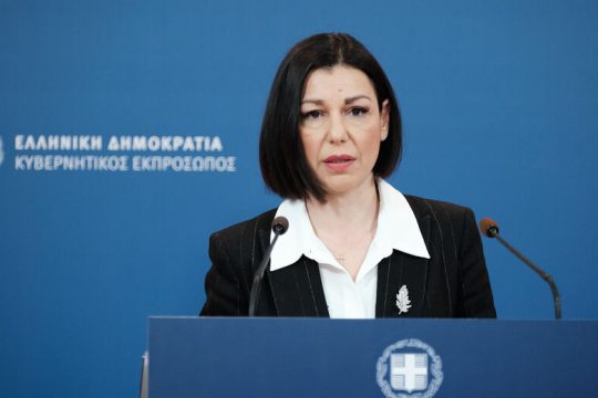 Με «χάδια» απαντά η κυβέρνηση στη σκληρή στάση των Ιεραρχών