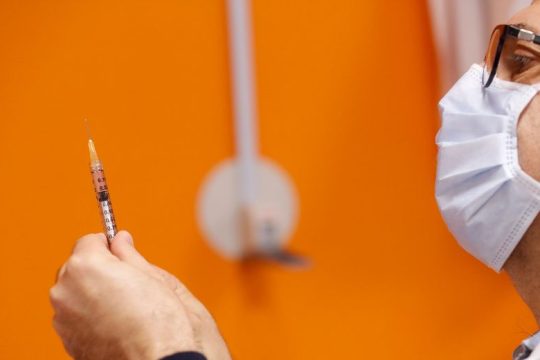 Ακόμη 100 εκατ. δόσεις εμβολίων των Pfizer/BioNTech θέλει να αγοράσει η Ε.Ε.