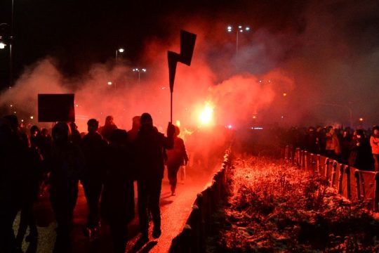 Τρίτη νύχτα διαδηλώσεων στη Βαρσοβία κατά του νόμου που απαγορεύει τις αμβλώσεις