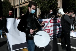 «Κορωνοδιαδήλωση» είδαν οι ντελιβεράδες λάσπης