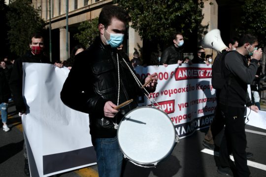 «Κορωνοδιαδήλωση» είδαν οι ντελιβεράδες λάσπης