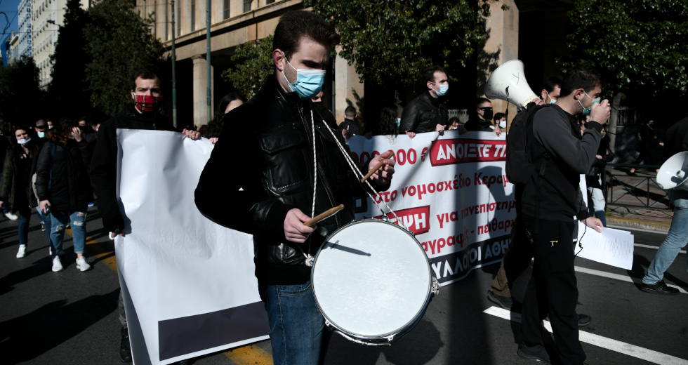 «Κορωνοδιαδήλωση» είδαν οι ντελιβεράδες λάσπης