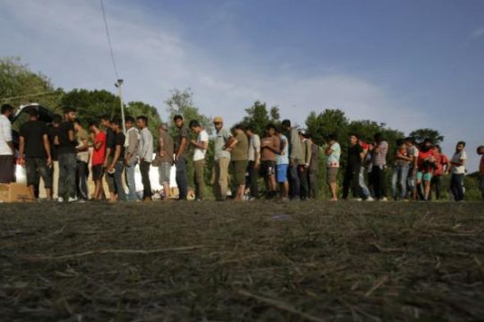 Εκκλήσεις στους παγκόσμιους ηγέτες για χορήγηση εμβολίου σε εκατομμύρια πρόσφυγες