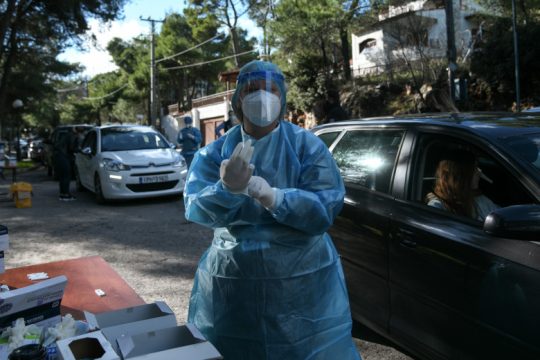 Αυξάνεται η πίεση σε Αττική-Θεσσαλονίκη: Πάνω από το ένα τρίτο των κρουσμάτων